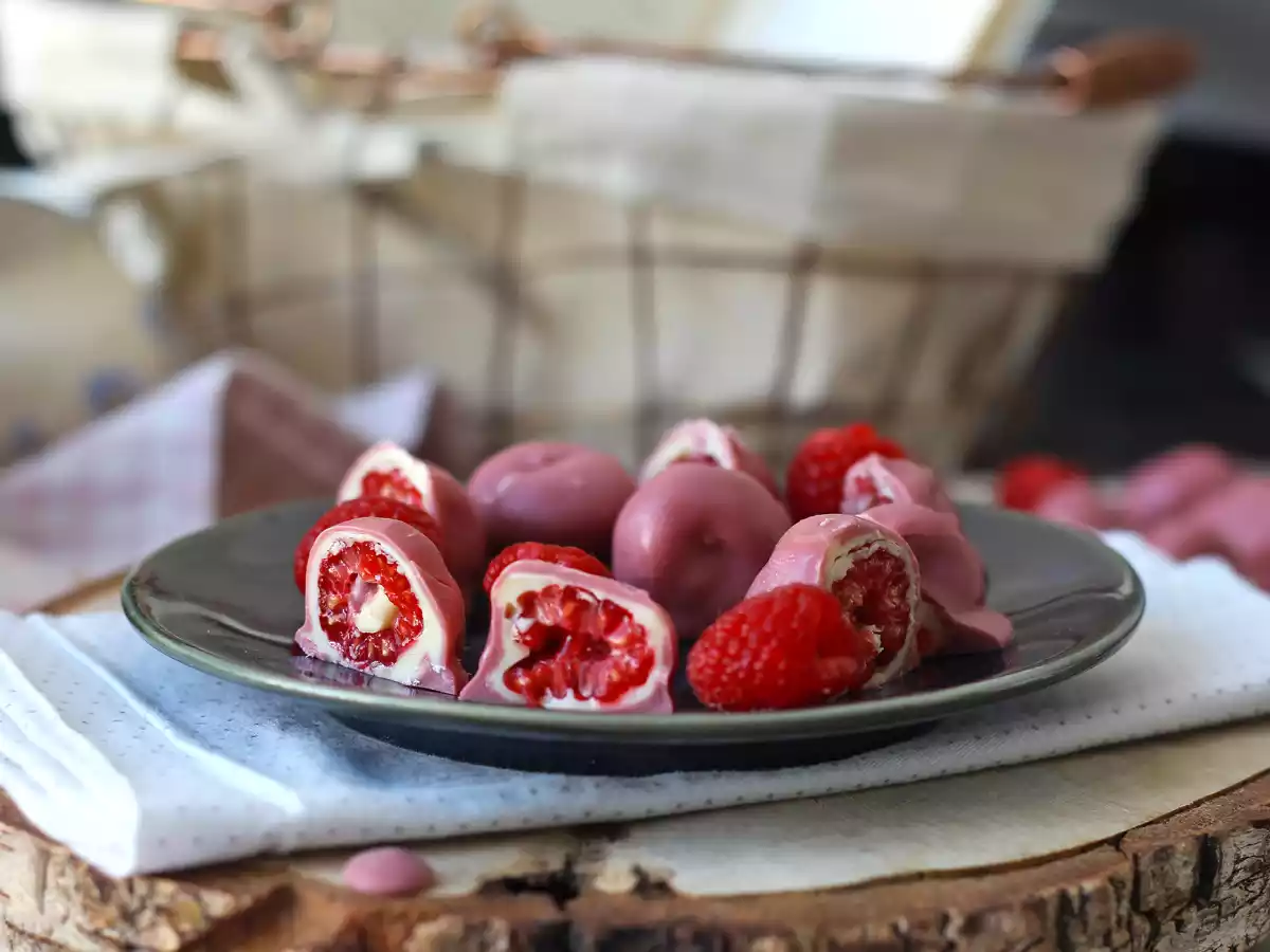 Häppchen mit Himbeeren, weißer Schokolade und Ruby-Schokolade nach Franui-Art - foto 3