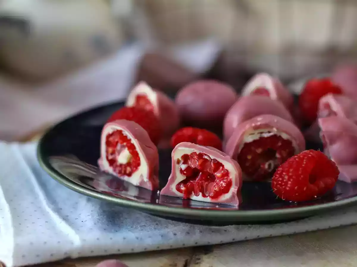 Häppchen mit Himbeeren, weißer Schokolade und Ruby-Schokolade nach Franui-Art - foto 5