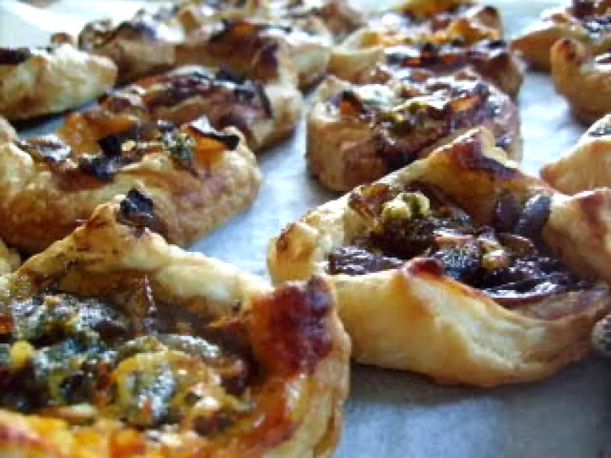 Häppchen mit Zwiebelkonfitüre und Blacksticks Blue Cheese