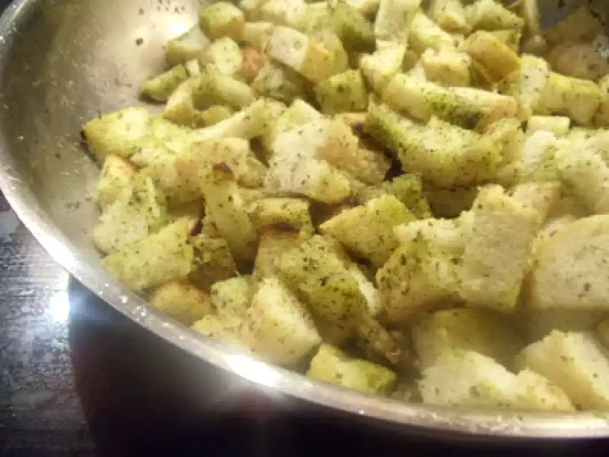 HAUSGEMACHTE CROUTONS