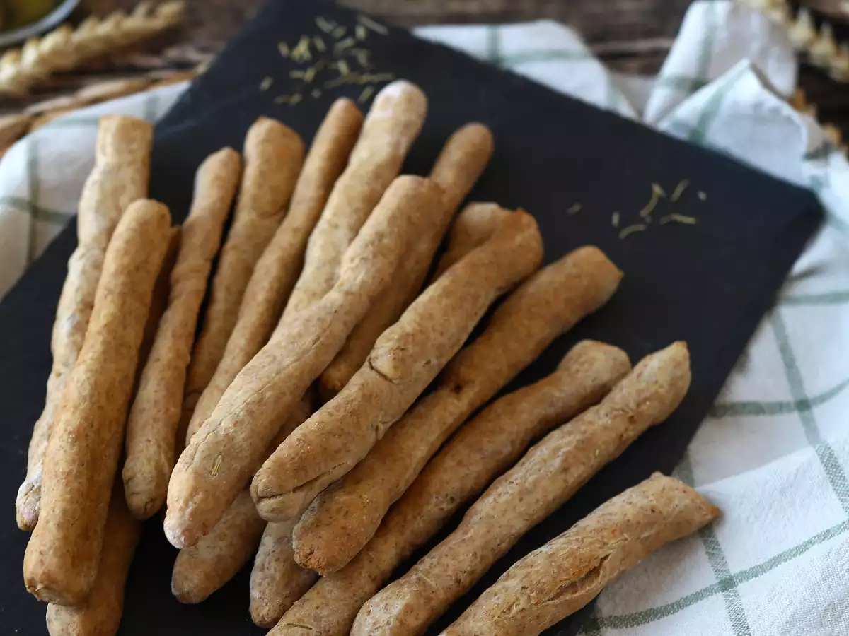 Hausgemachte Grissini: gesunde, knusprige Brotstangen mit Kräutern - foto 2