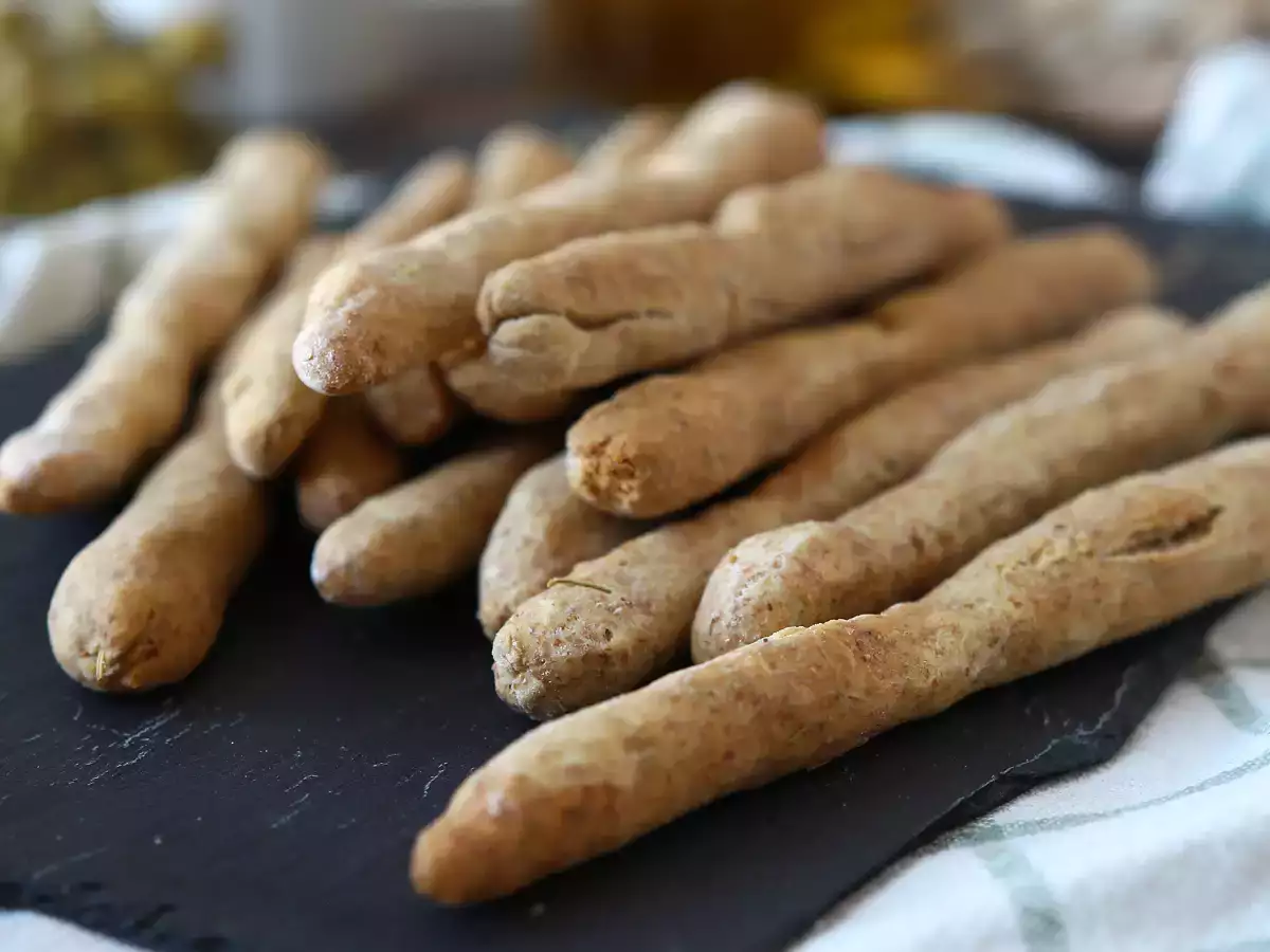 Hausgemachte Grissini: gesunde, knusprige Brotstangen mit Kräutern - foto 3