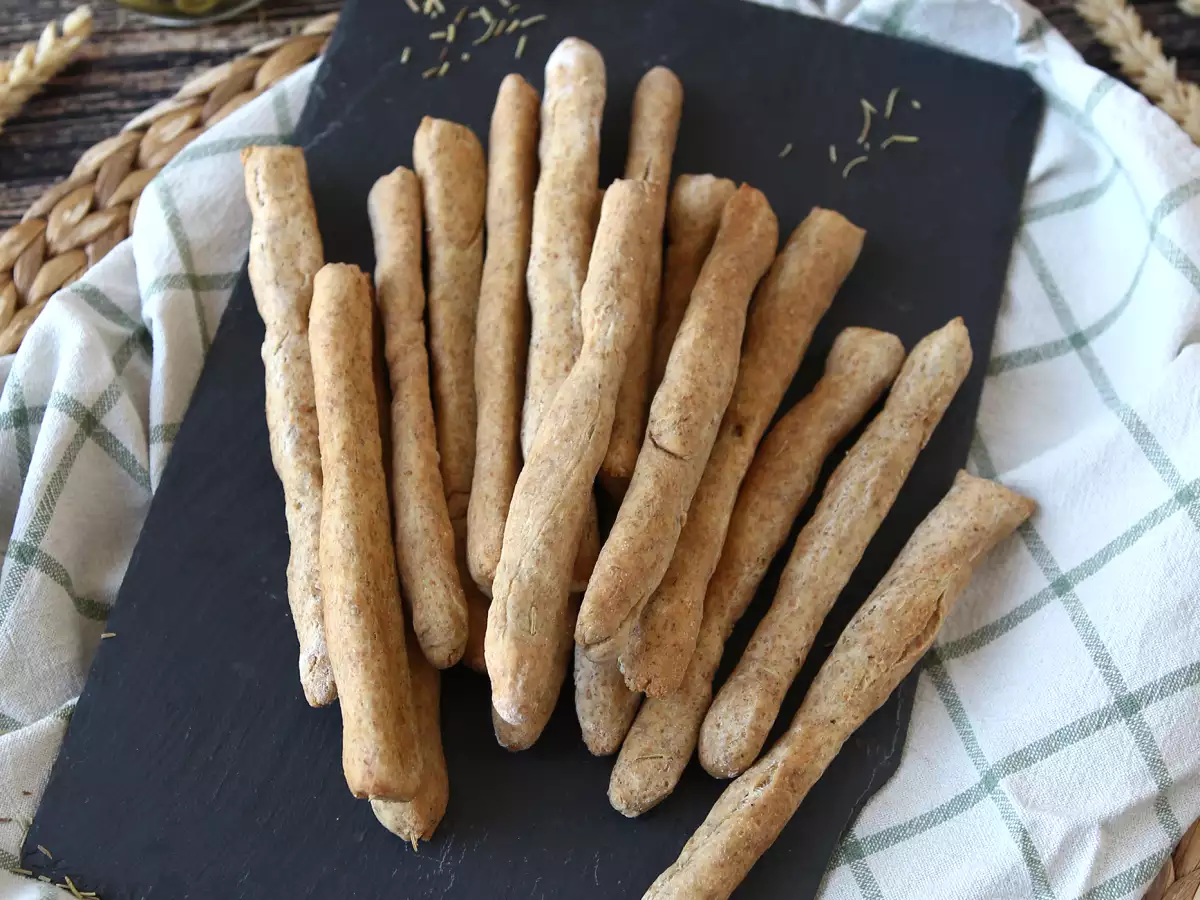 Hausgemachte Grissini: gesunde, knusprige Brotstangen mit Kräutern - foto 4