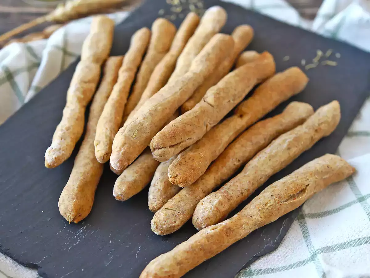 Hausgemachte Grissini: gesunde, knusprige Brotstangen mit Kräutern - foto 5