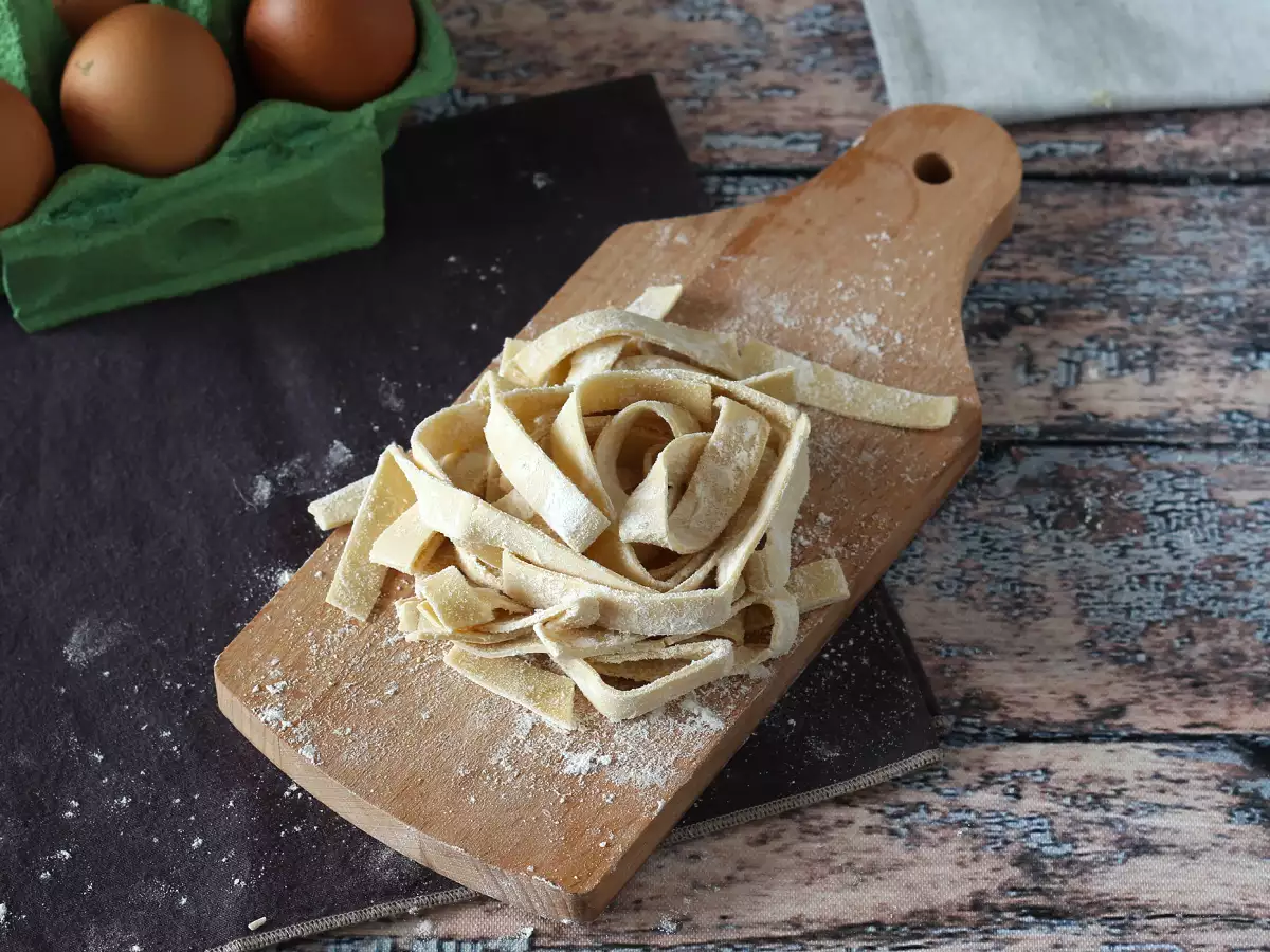 Hausgemachte Tagliatelle, die Vorgehensweise wird Schritt für Schritt erklärt