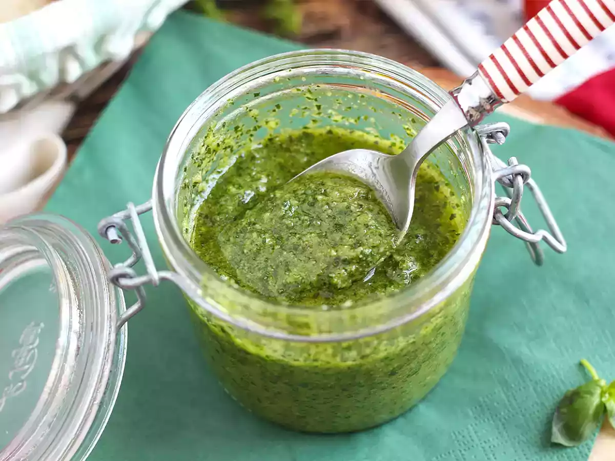 Hausgemachtes grünes Pesto – Pesto alla genovese