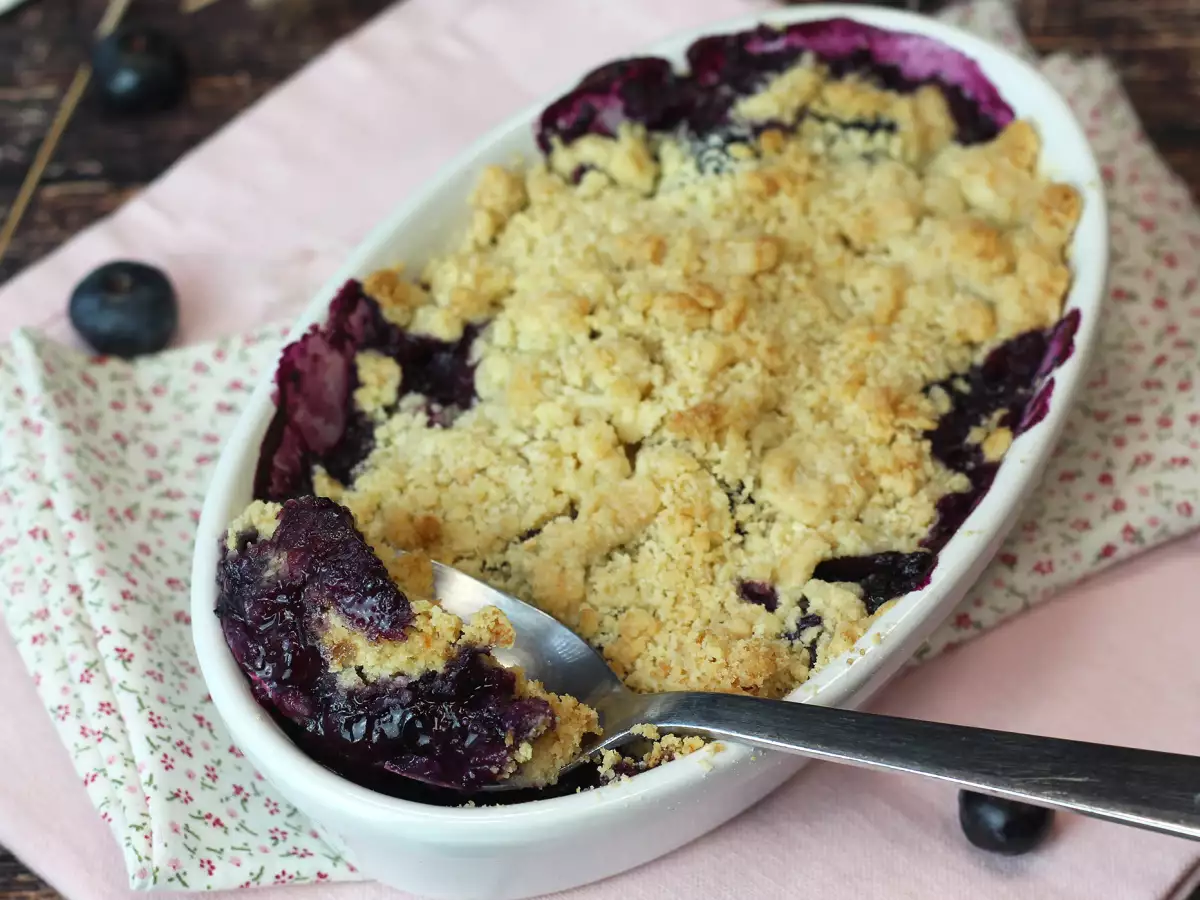 Heidelbeer-Mandel-Crumble: oben goldbraun, innen saftig
