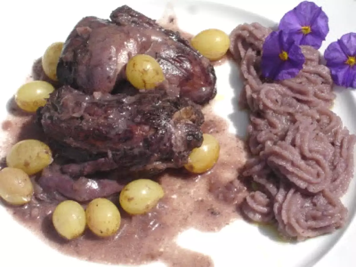 Herbstliches Kaninchen mit Weintrauben und Mousseline aus Vitelotte Kartoffeln