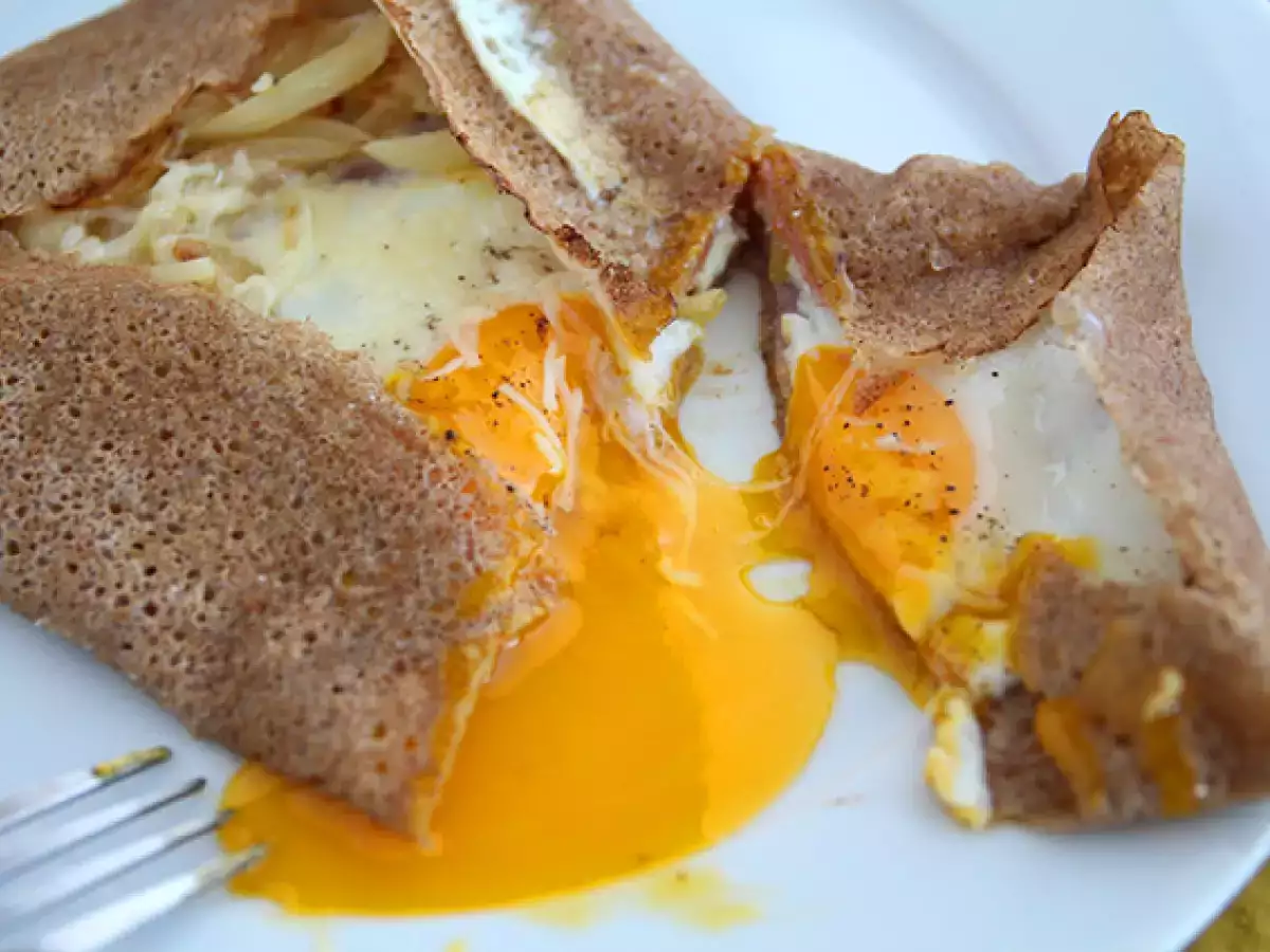 Herzhafte Buchweizen-Galette mit Schinken, Käse und Ei - foto 2