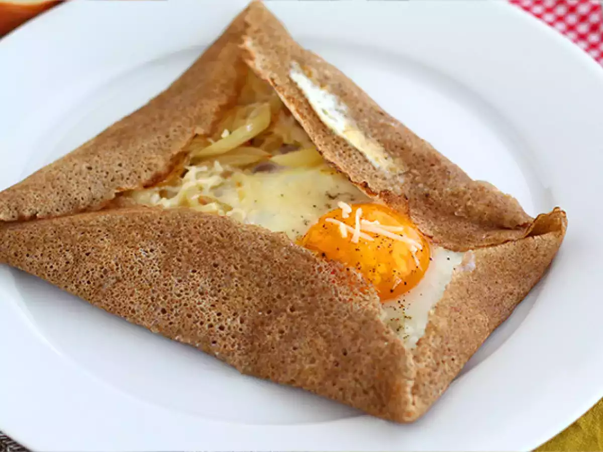Herzhafte Buchweizen-Galette mit Schinken, Käse und Ei - foto 4