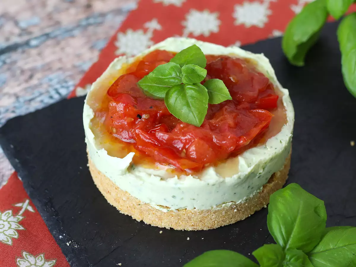Herzhafte Mini-Cheesecakes mit Basilikum und Kirschtomaten: eine raffinierte Idee für Buffets und Aperitifs
