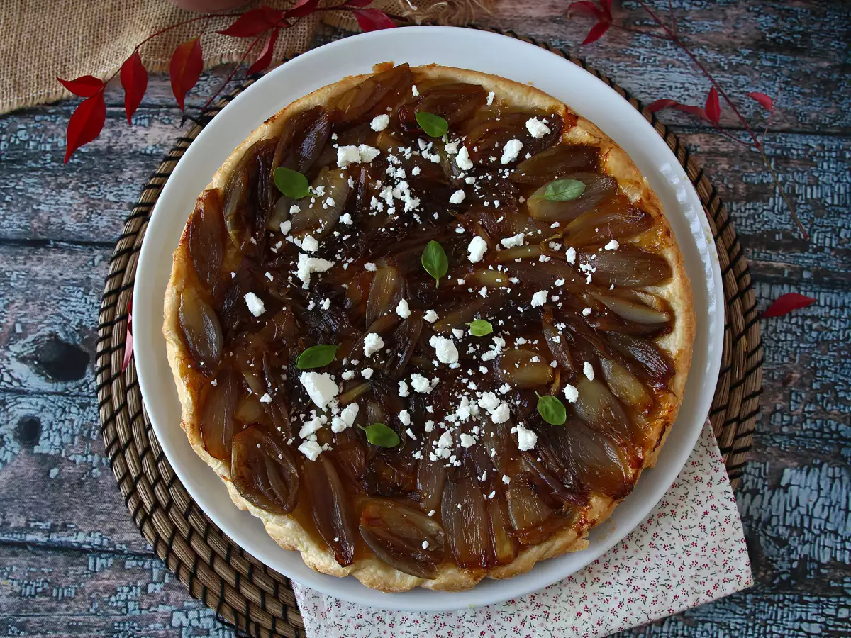 Herzhafte Tarte Tatin mit Schalotten und Feta – unwiderstehlich lecker! - foto 2