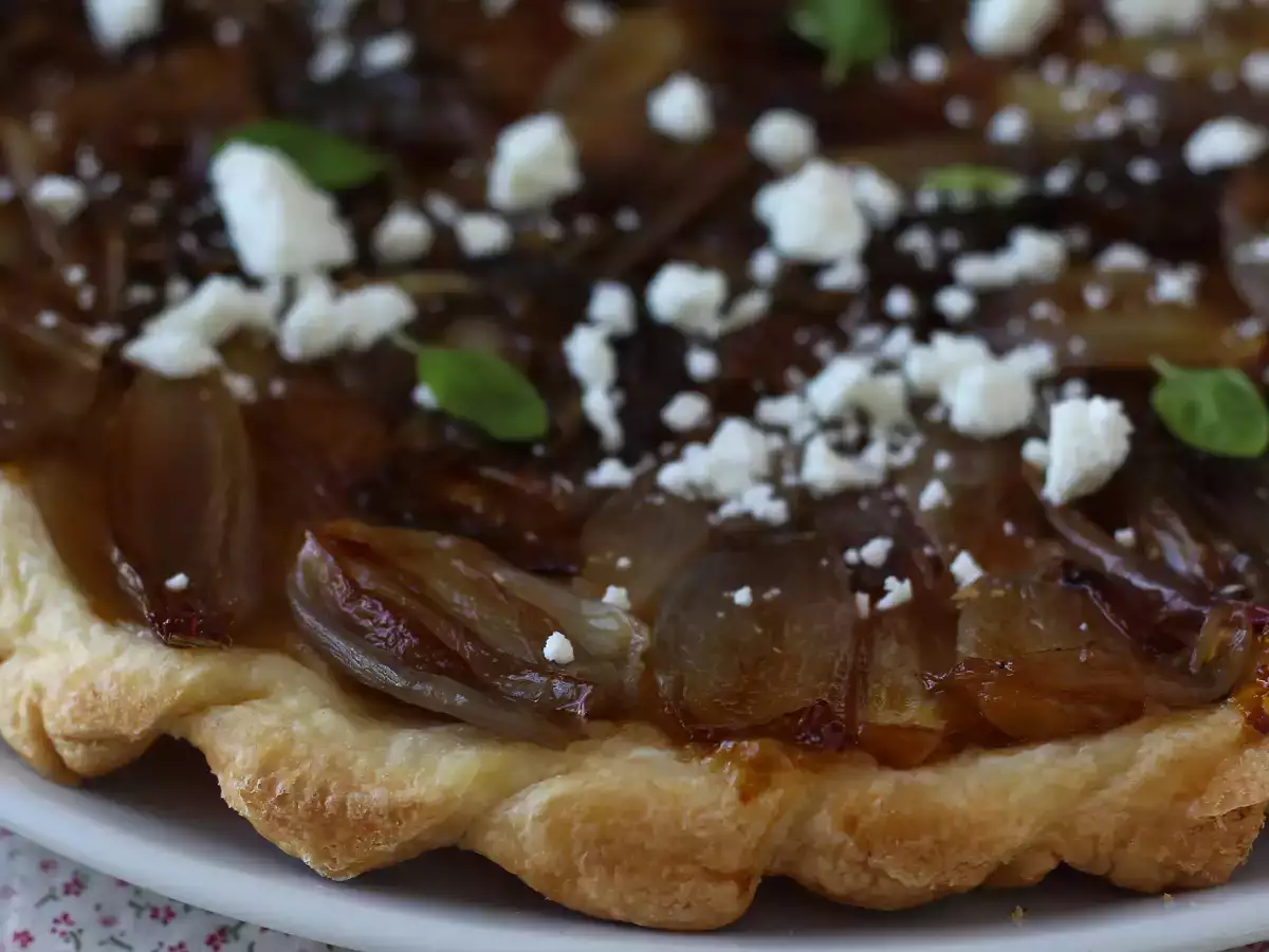 Herzhafte Tarte Tatin mit Schalotten und Feta – unwiderstehlich lecker! - foto 8