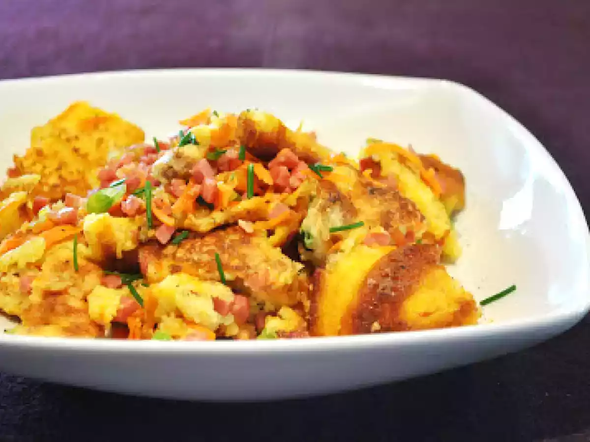 Herzhafter Kaiserschmarrn mit Möhren, Lauchzwiebeln & Speck