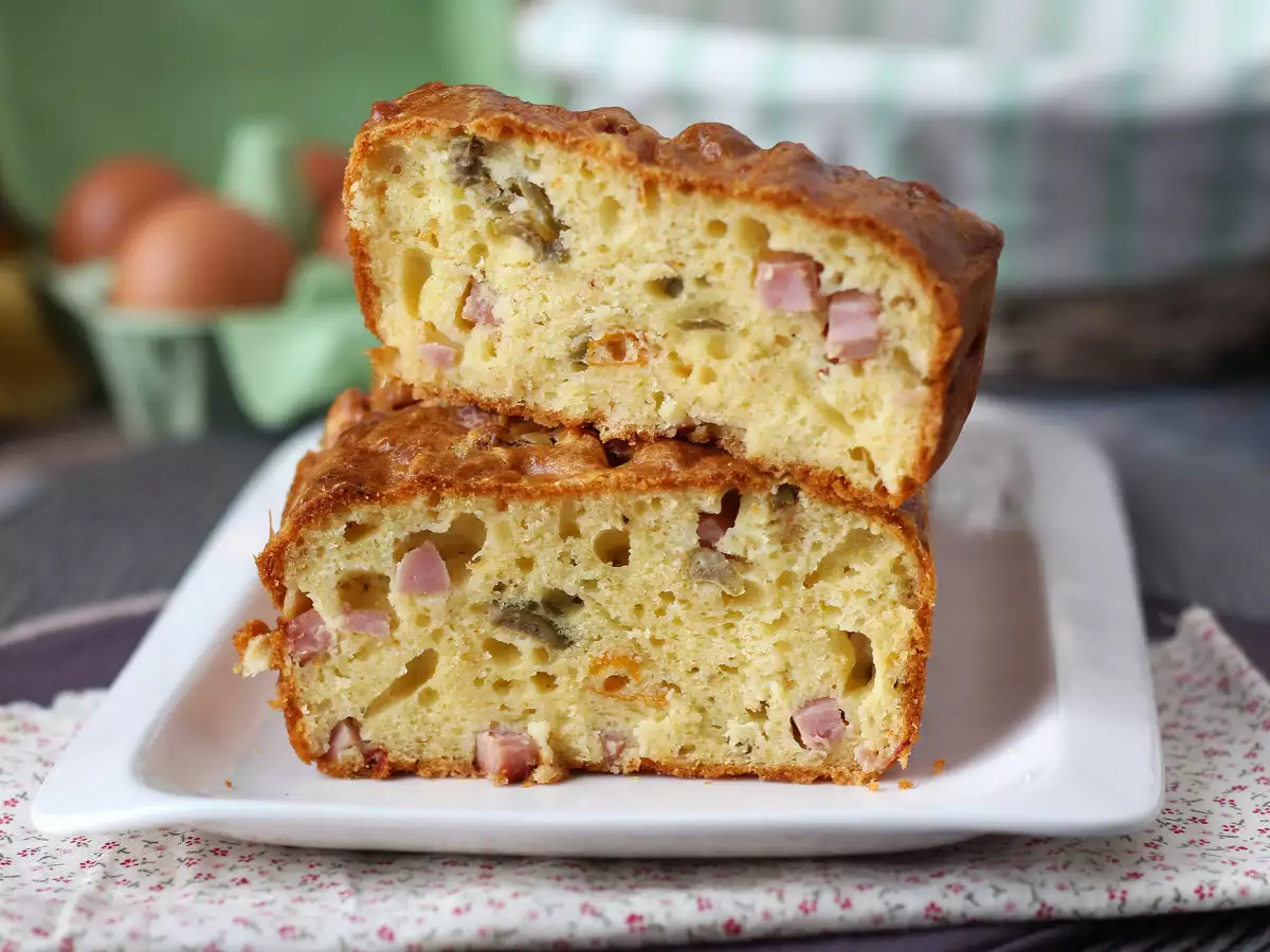 Herzhafter Kuchen mit Schinken, Oliven und getrockneten Tomaten mit Skyr