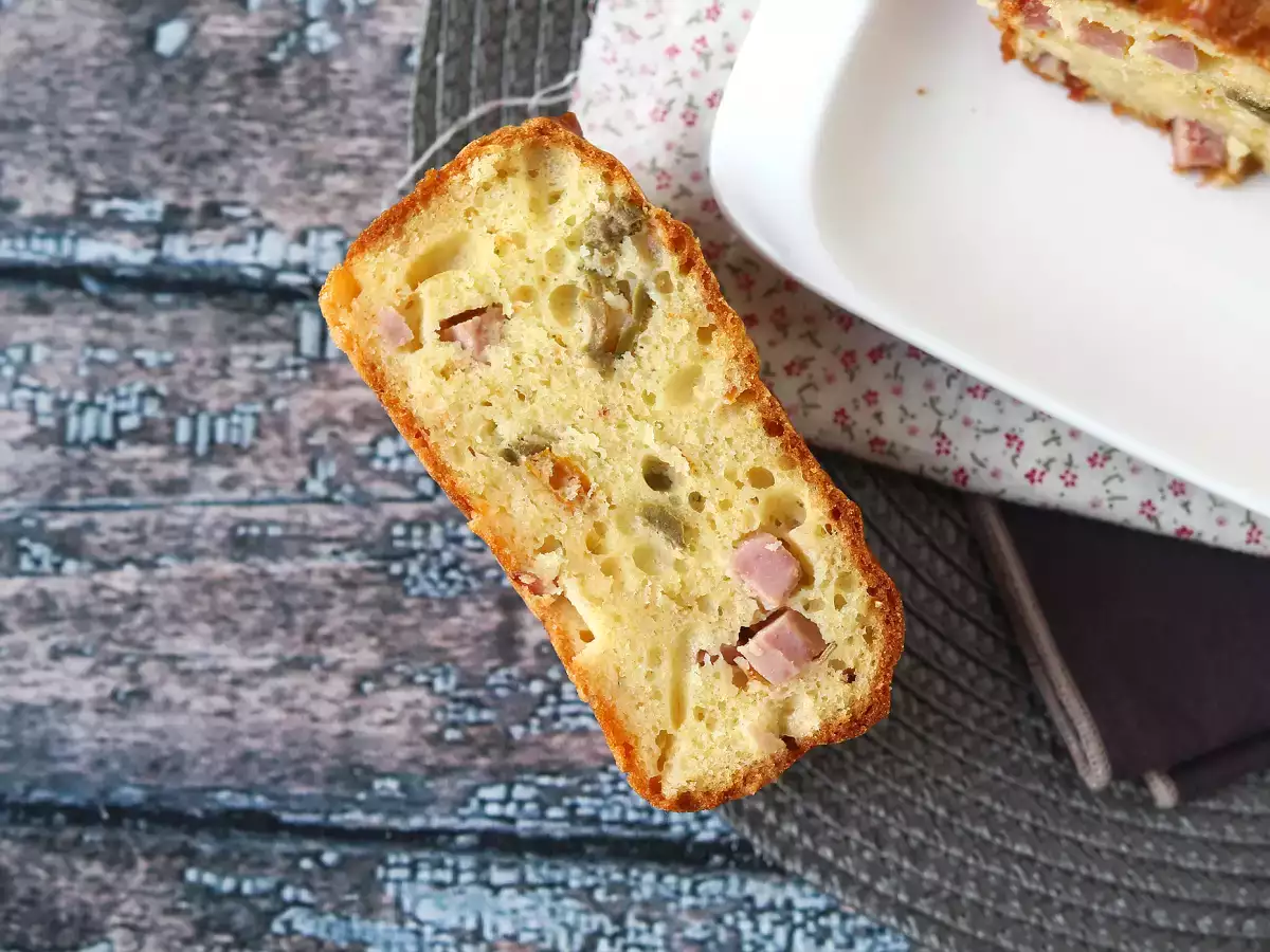 Herzhafter Kuchen mit Schinken, Oliven und getrockneten Tomaten mit Skyr - foto 3