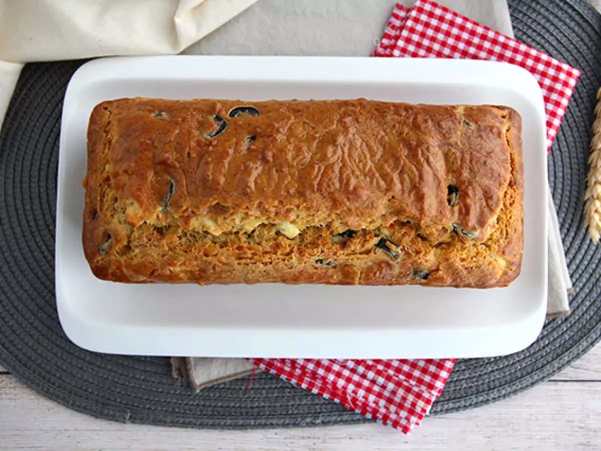 Herzhafter Kuchen mit schwarzen Oliven und Feta - foto 4