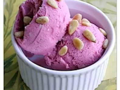 Himbeer-Eiscreme mit weißer Schokolade