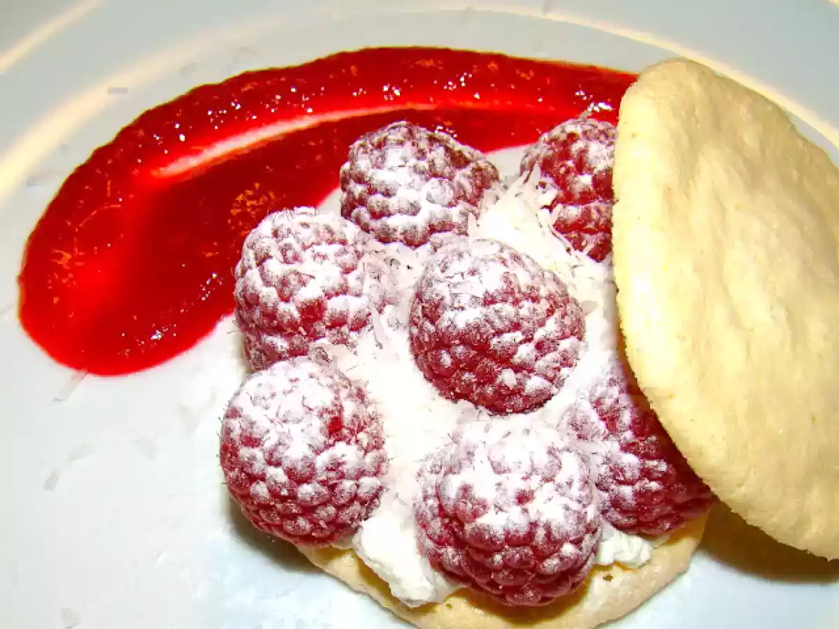 Himbeerbombe, Himbeeren in Gelee und Schokoladeneis