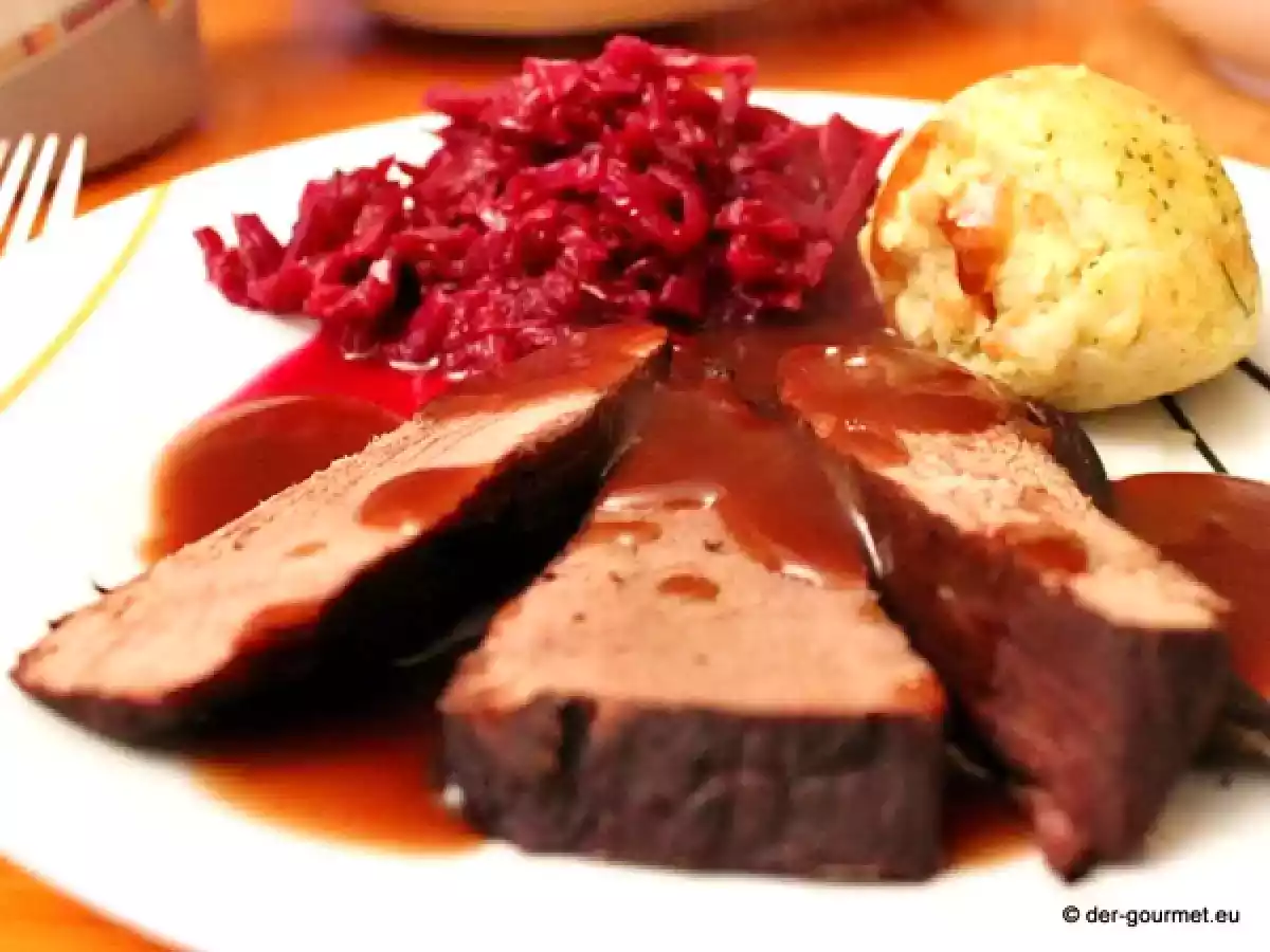Hirschbraten im Römertopf mit Burgundersauce