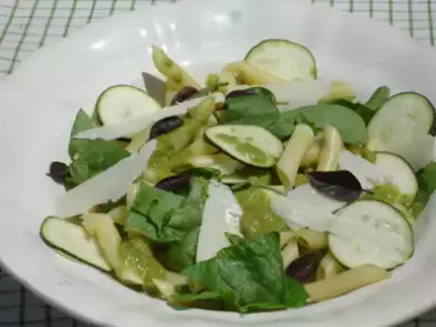 Hitzefrei: Grüner Nudelsalat mit Spinat, Zucchini, Parmesankäse und Olivensauce