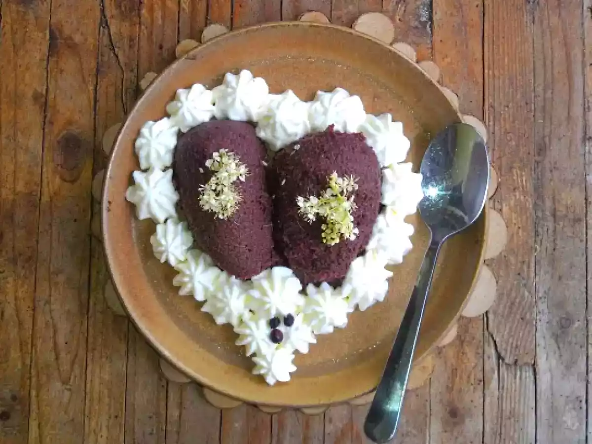 Holunderbeerencreme mit Mädesüßsahne