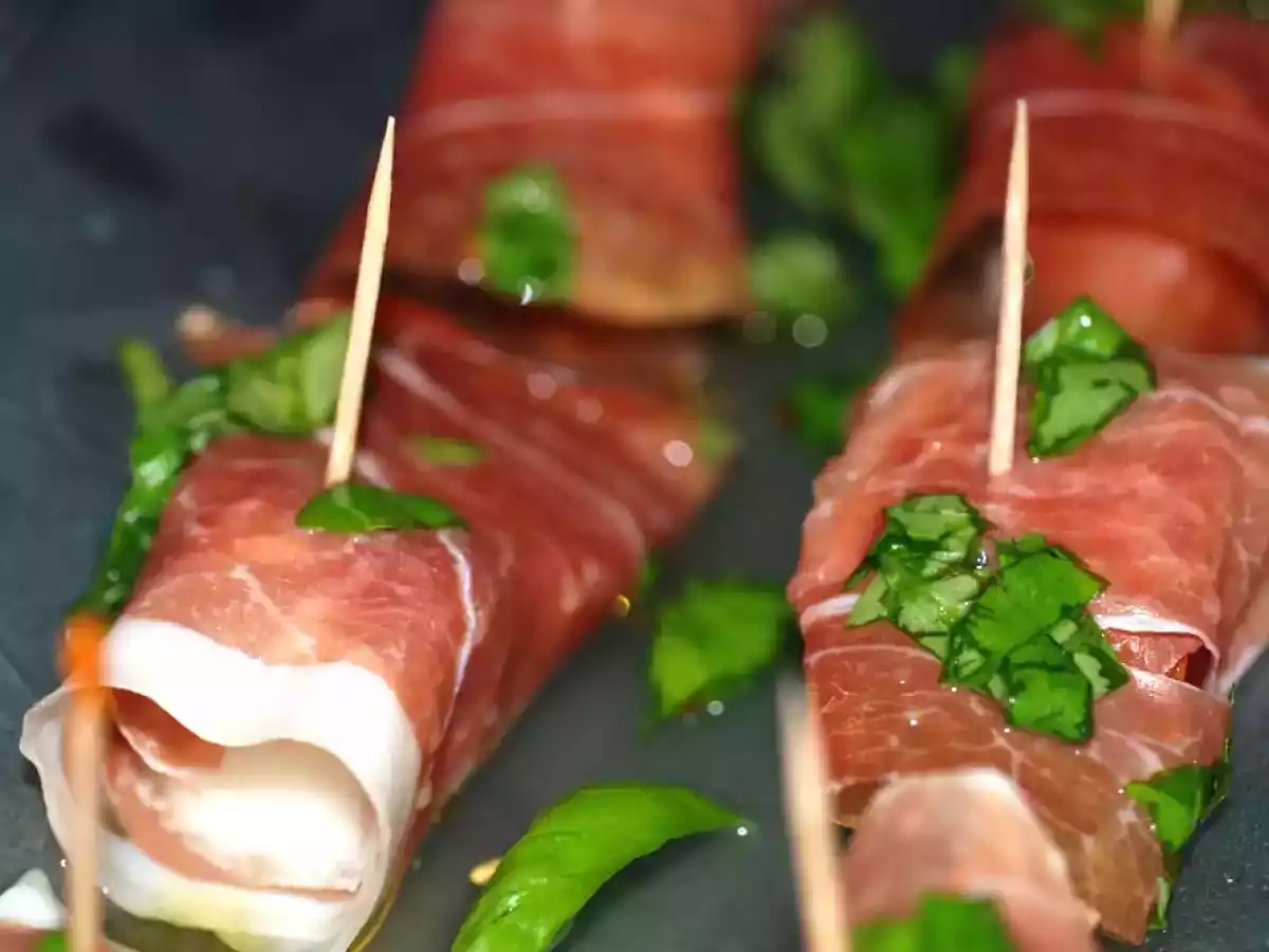 Honigmelone in Parmaschinken mit prickelndem Zitronendressing