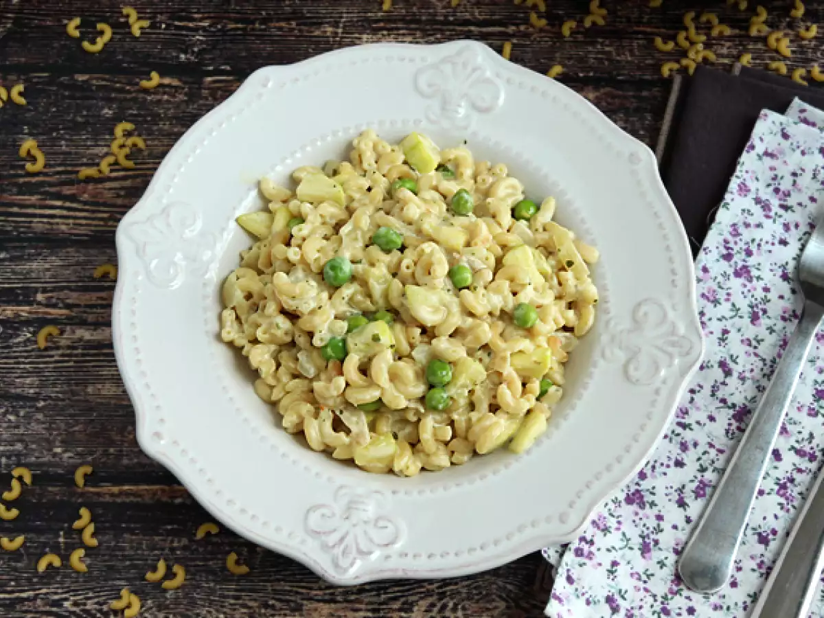 Hörnchennudel-Risotto mit Erbsen, Zucchini und Knoblauch-Kräuterfrischkäse