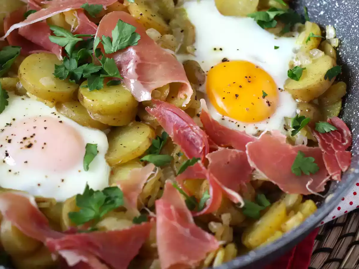 Huevos rotos, das supereinfache spanische Rezept aus Kartoffeln und Eiern - foto 2