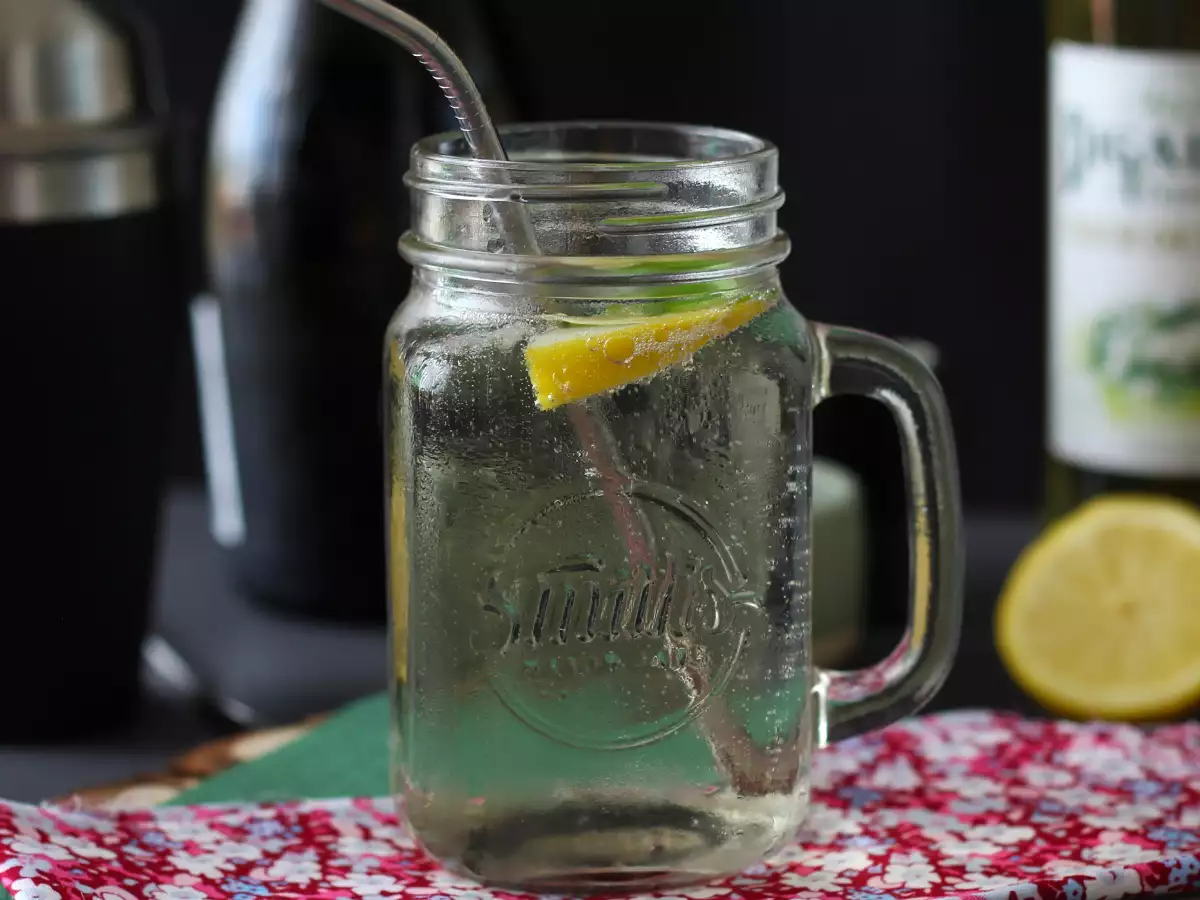 Hugo-Spritz mit Holunderblütensirup – erfrischender, süßer Cocktail