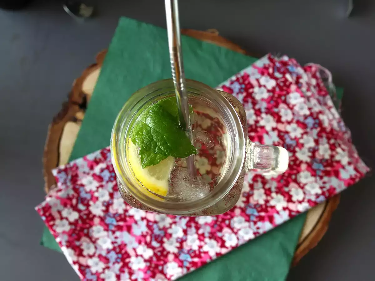 Hugo-Spritz mit Holunderblütensirup – erfrischender, süßer Cocktail - foto 2