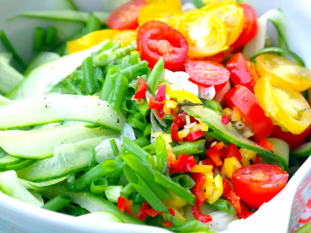 Hühnchen in mexikanischer Walnusssoße mit scharfem Gurkensalat