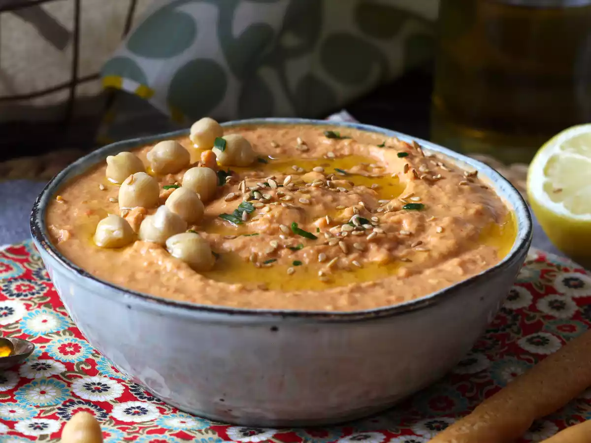 Hummus mit roter Paprika