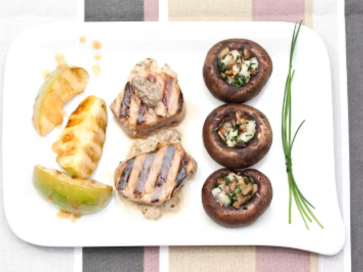 In Apfel gegrillte geräucherte Schweinefleischsteaks mit glasierten Kartoffeln - foto 2