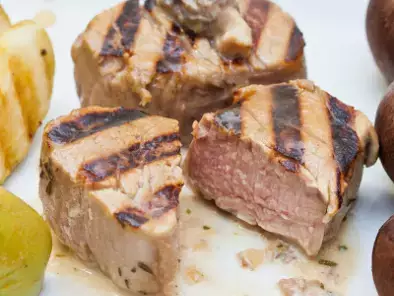 In Apfel gegrilltem geräuchertem Schweinefleisch Steaks mit Kartoffeln glasier