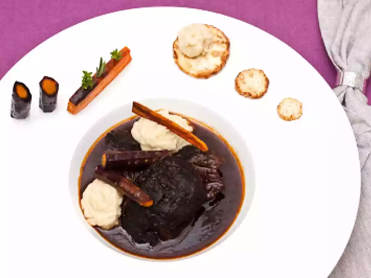 In drei Weinen geschmorte Rinderbäckchen mit Urmöhren und Kaffee-Sellerie-Püree