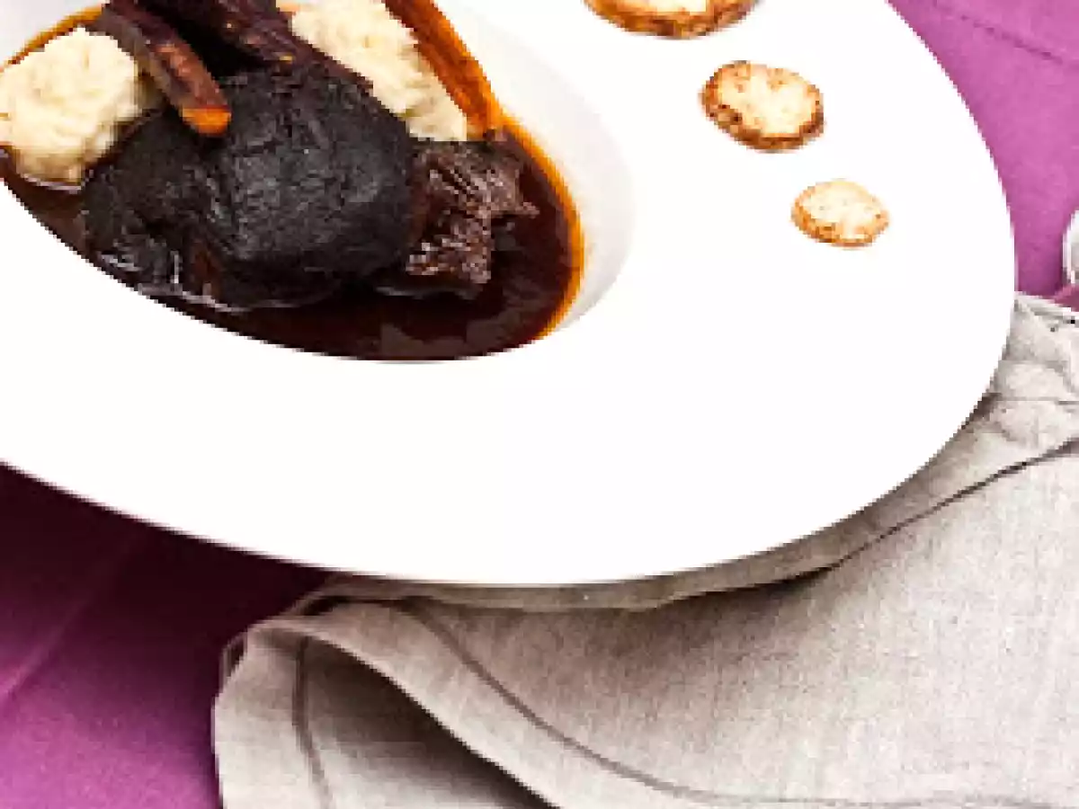 In drei Weinen geschmorte Rinderbäckchen mit Urmöhren und Kaffee-Sellerie-Püree - foto 2