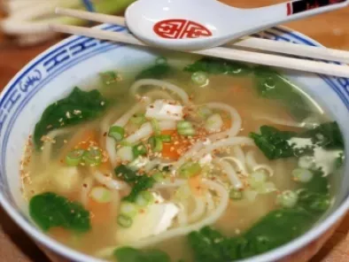 In nur 10 Minuten Udon-Suppe mit frischem Spinat und Seidentofu