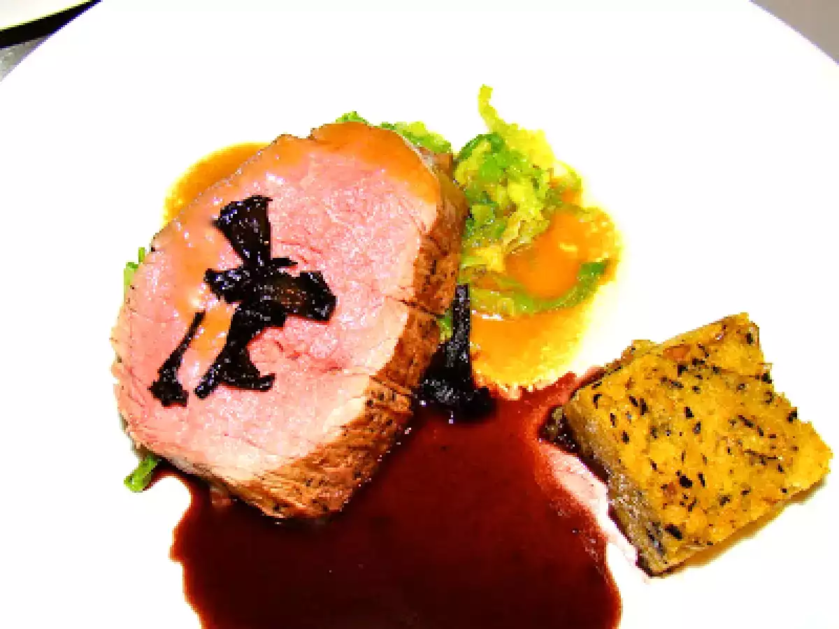 In Rotweinfond pochiertes Jungstierfilet, Rotweinsauce