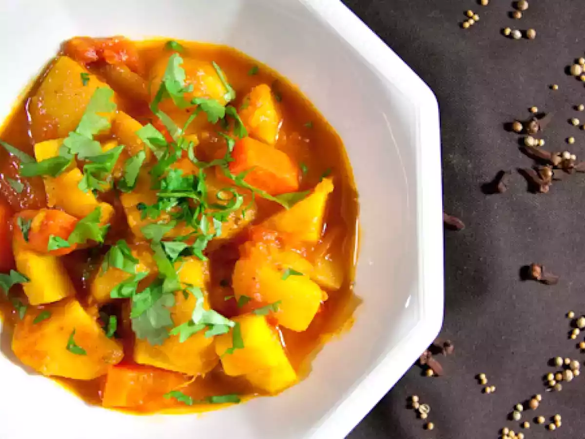 Indisches Curry mit Knollen und Wurzeln