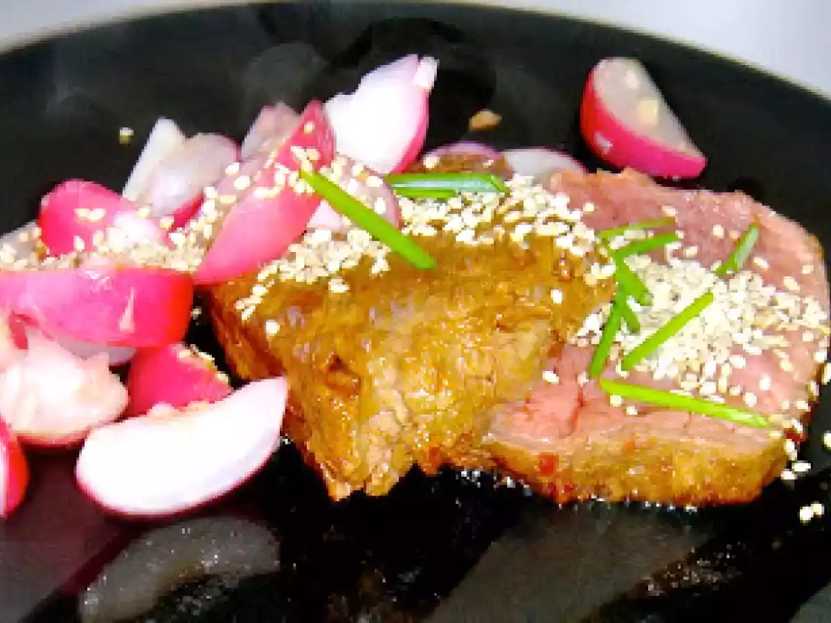 Ingwerradieschen, mariniertes Rindfleisch und Sesam