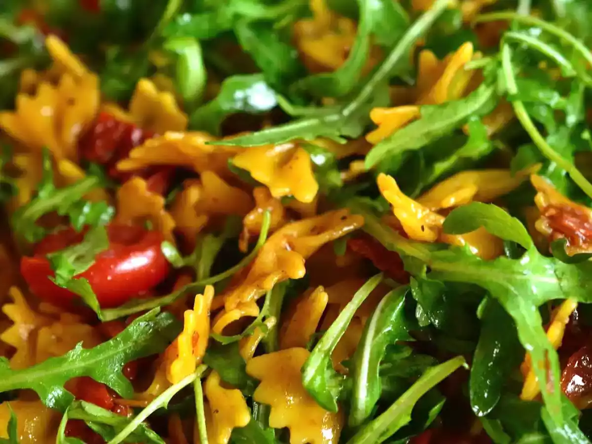 Insalata di pasta con rucola e pomodori secchi aßen!