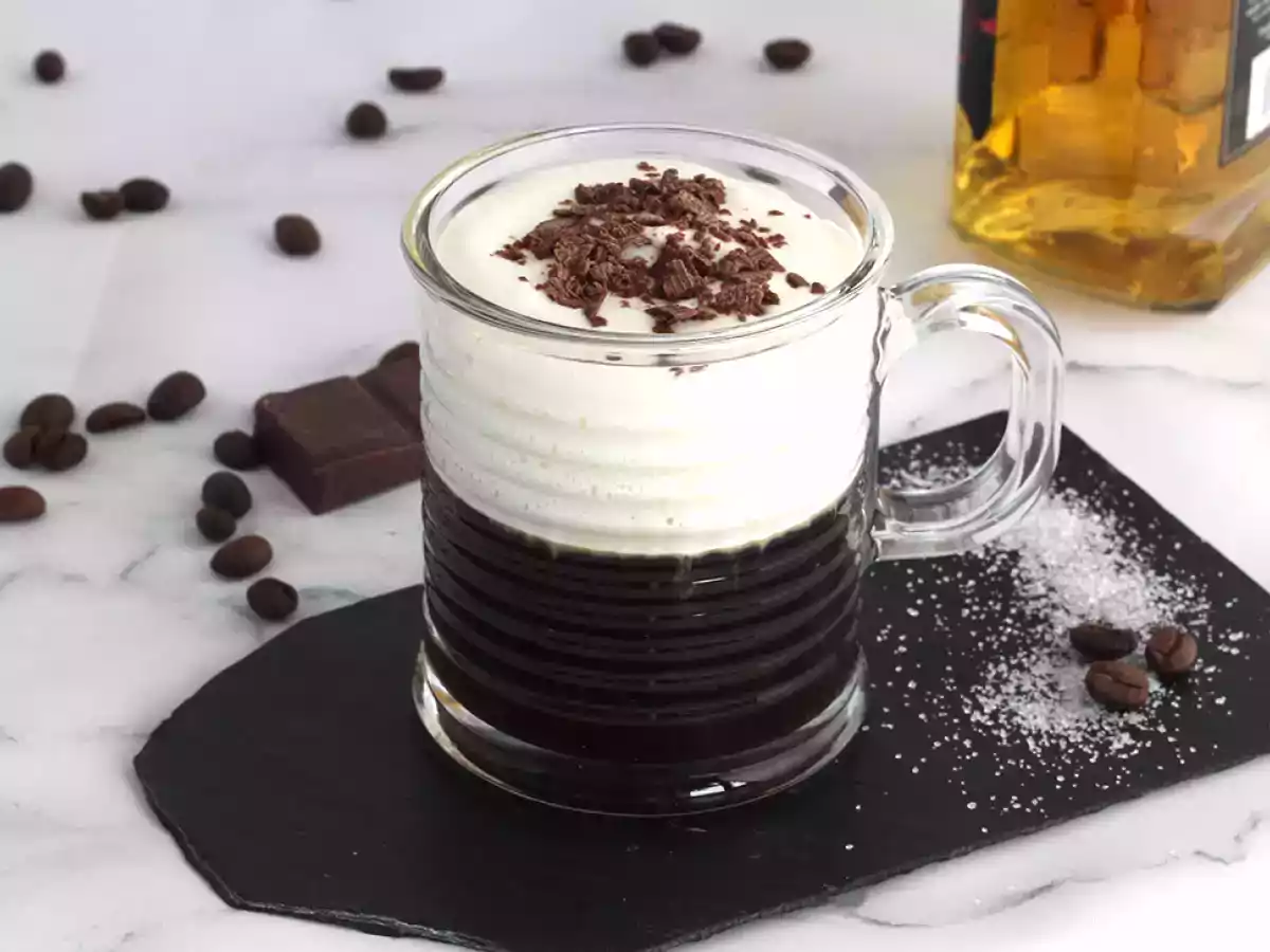 Irish Coffee (Kaffee mit Whisky und Schlagsahne)