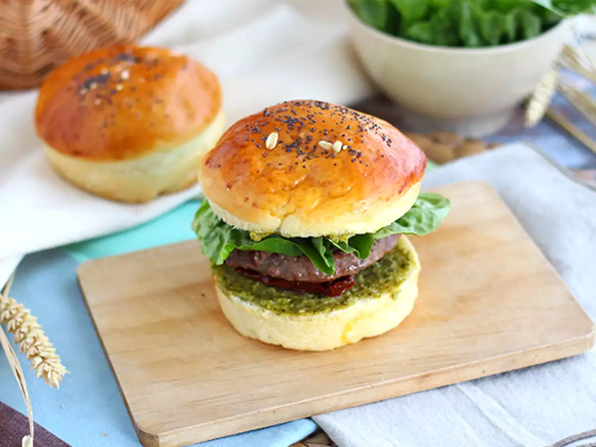 Italienischer Burger mit Pesto, getrockneten Tomaten und Mozzarella