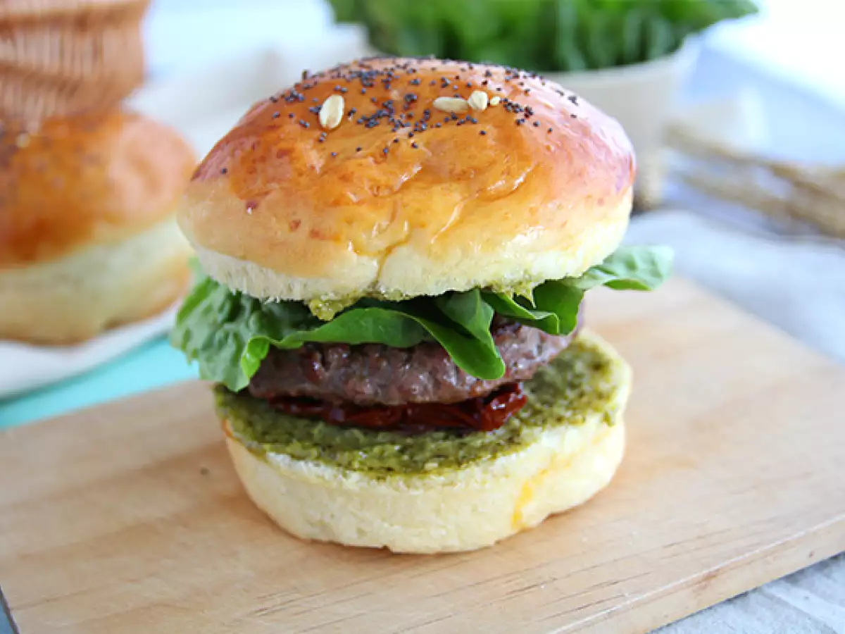 Italienischer Burger mit Pesto, getrockneten Tomaten und Mozzarella - foto 3