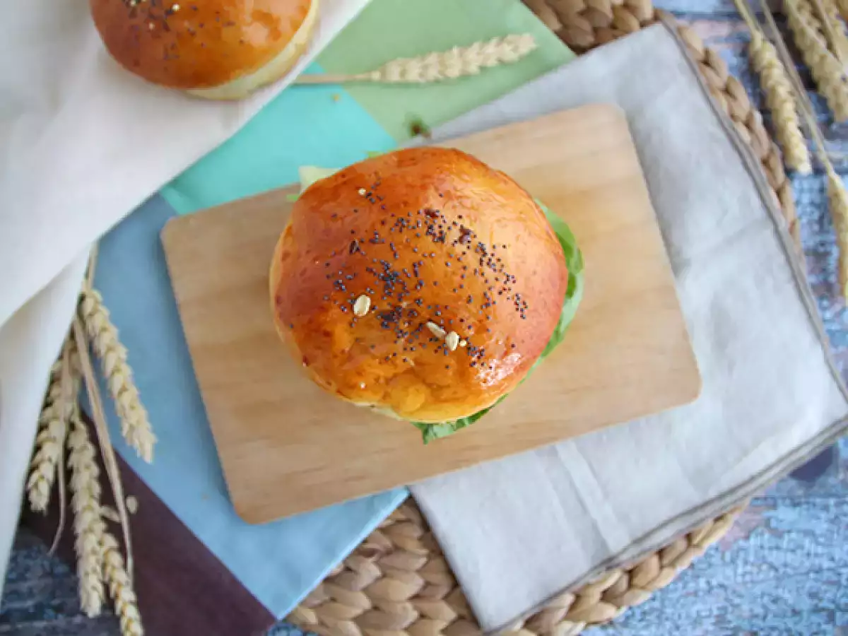 Italienischer Burger mit Pesto, getrockneten Tomaten und Mozzarella - foto 4