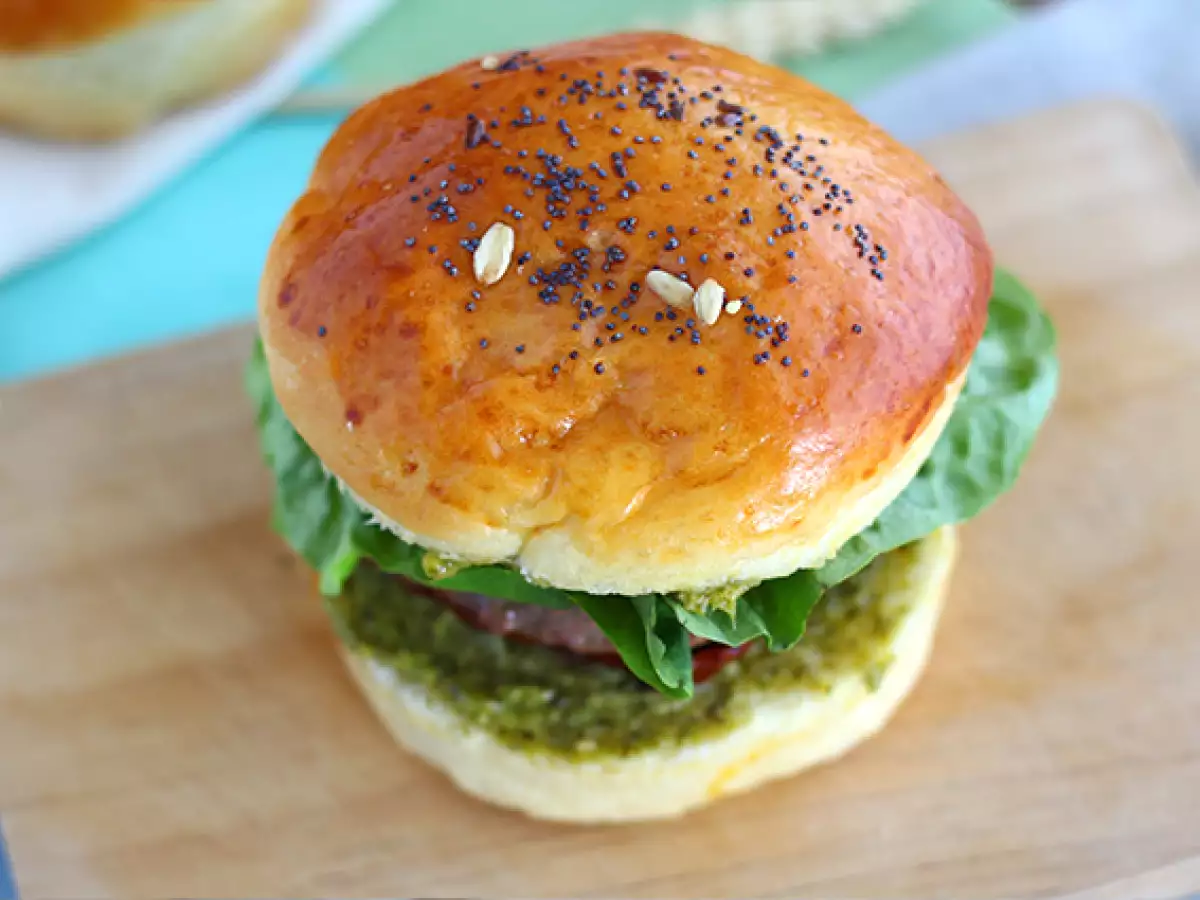 Italienischer Burger mit Pesto, getrockneten Tomaten und Mozzarella - foto 5