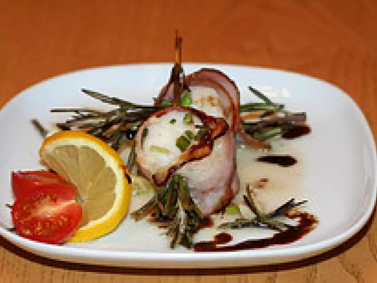 Jakobsmuscheln im speckmantel auf rosmarinspießen