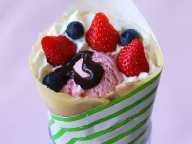 Japanese Style Crepe with Strawberry and Blueberry / イチゴブルーベリークレープ