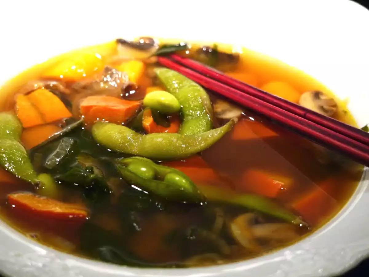 Japanische Miso-Suppe mit Pilzen, Hokkaido, Edamame und Wakame-Algen (V)
